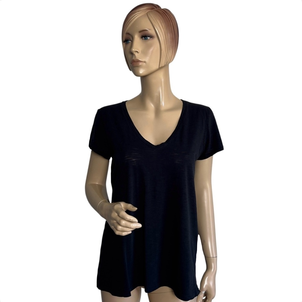 Lilly Pulitzer V-neck classic Tee in Vintage black wash Medium